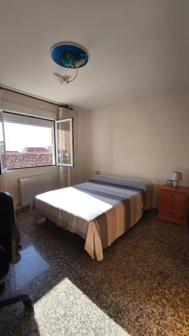 Schlafzimmer von Einfamilien-Reihenhaus zum Verkauf in Huétor Vega mit Klimaanlage, Heizung und Privatgarten