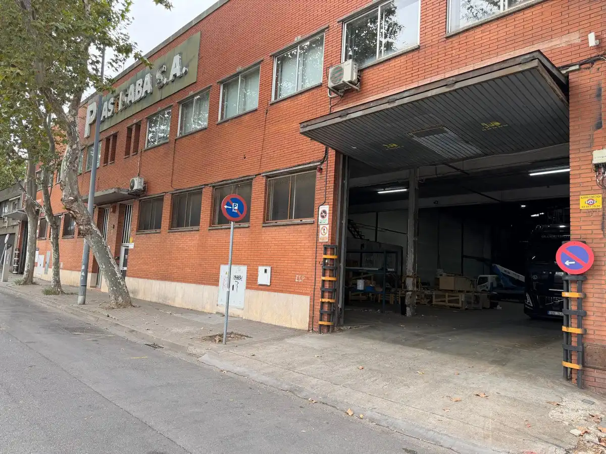 Nau industrial de lloguer a Centre - Sant Oleguer
