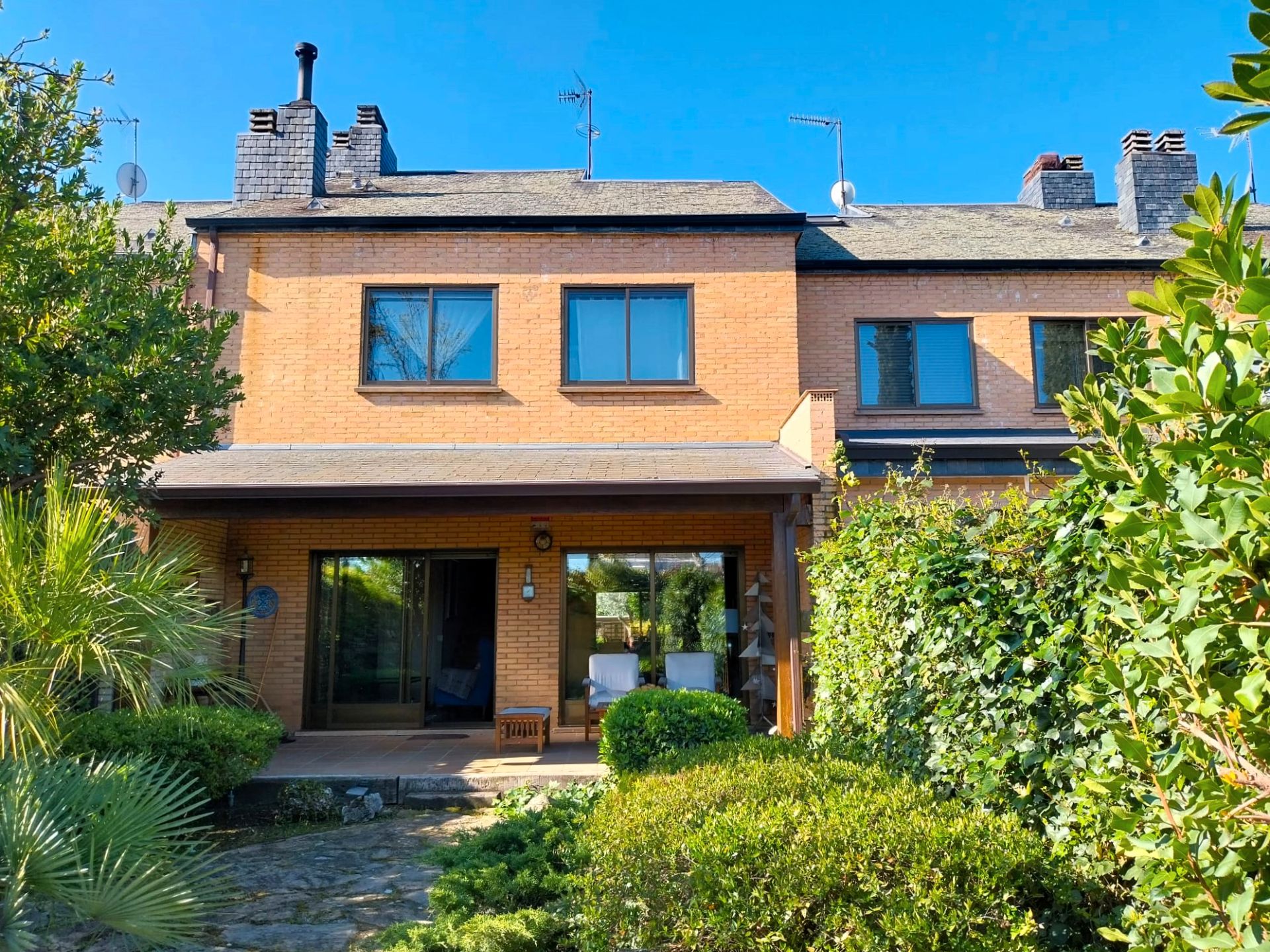 Vista exterior de Casa adosada en venda en  Madrid Capital amb Aire condicionat, Calefacció i Jardí privat