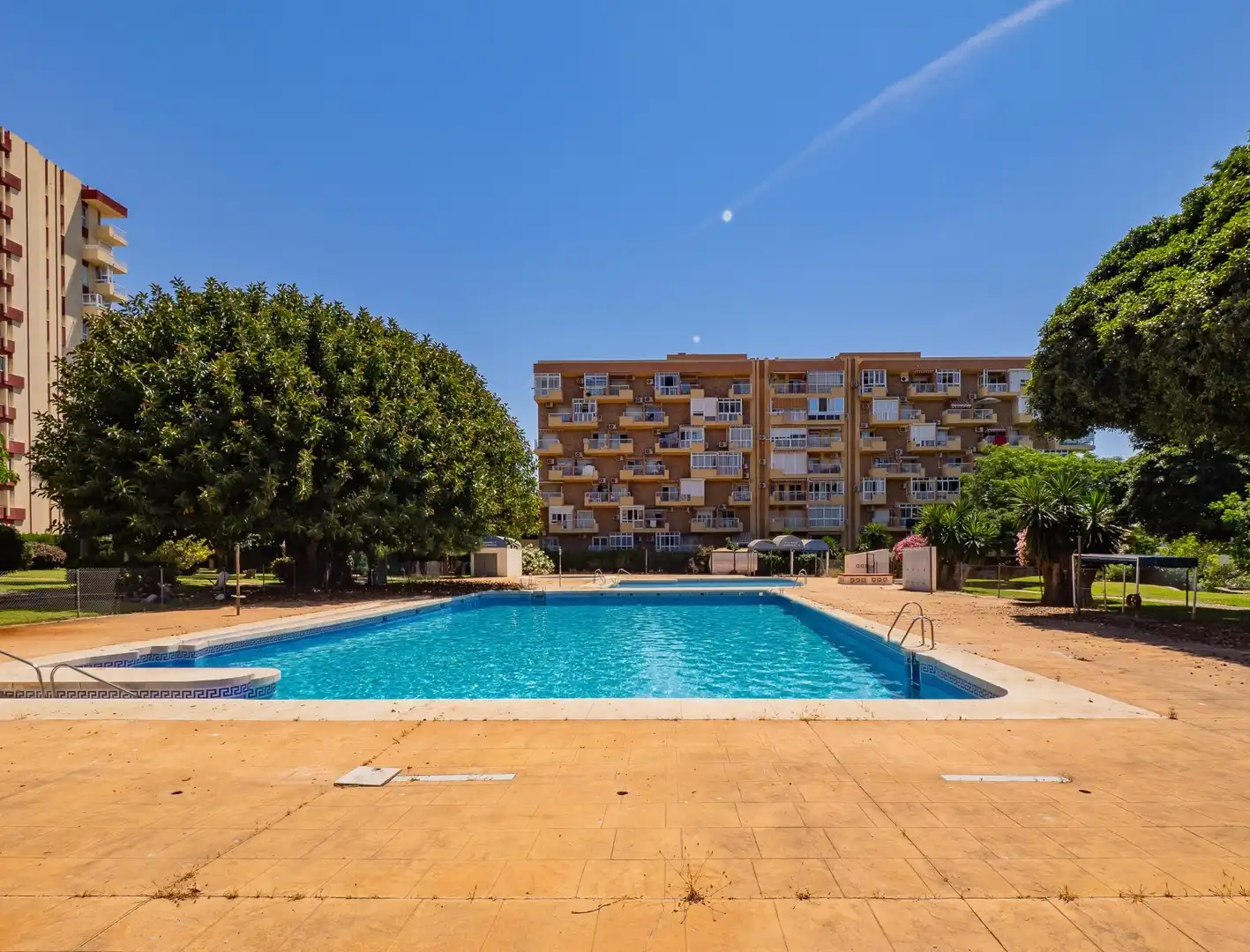 Piscina de Estudio en venta en Benalmádena con Aire acondicionado, Jardín privado y Amueblado