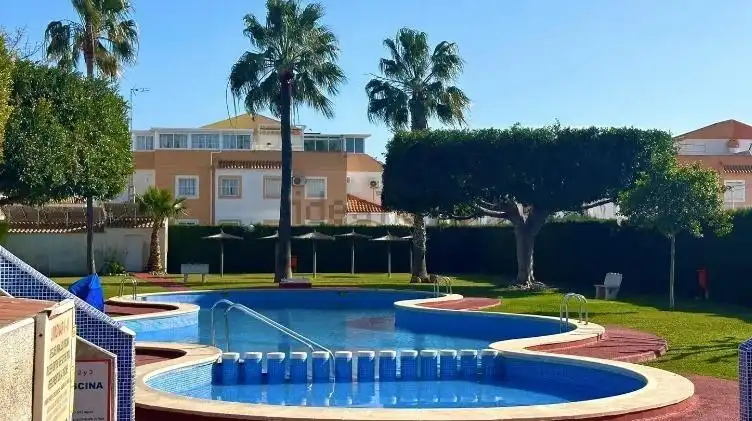 Bungalow con piscina en venta en Zona Carrefour - Urbanizaciones
