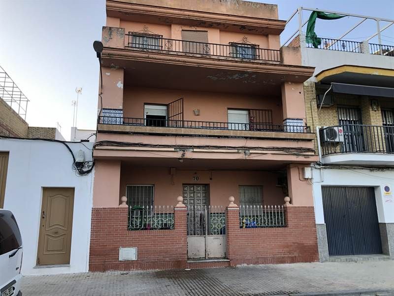 Exterior view of House or chalet for sale in  Sevilla Capital
