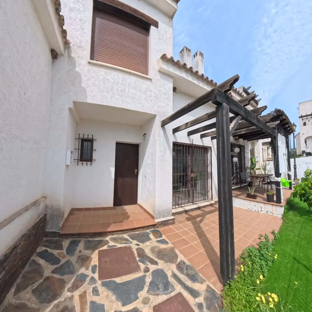 Vista exterior de Casa o chalet en venta en El Ronquillo con Terraza y Piscina