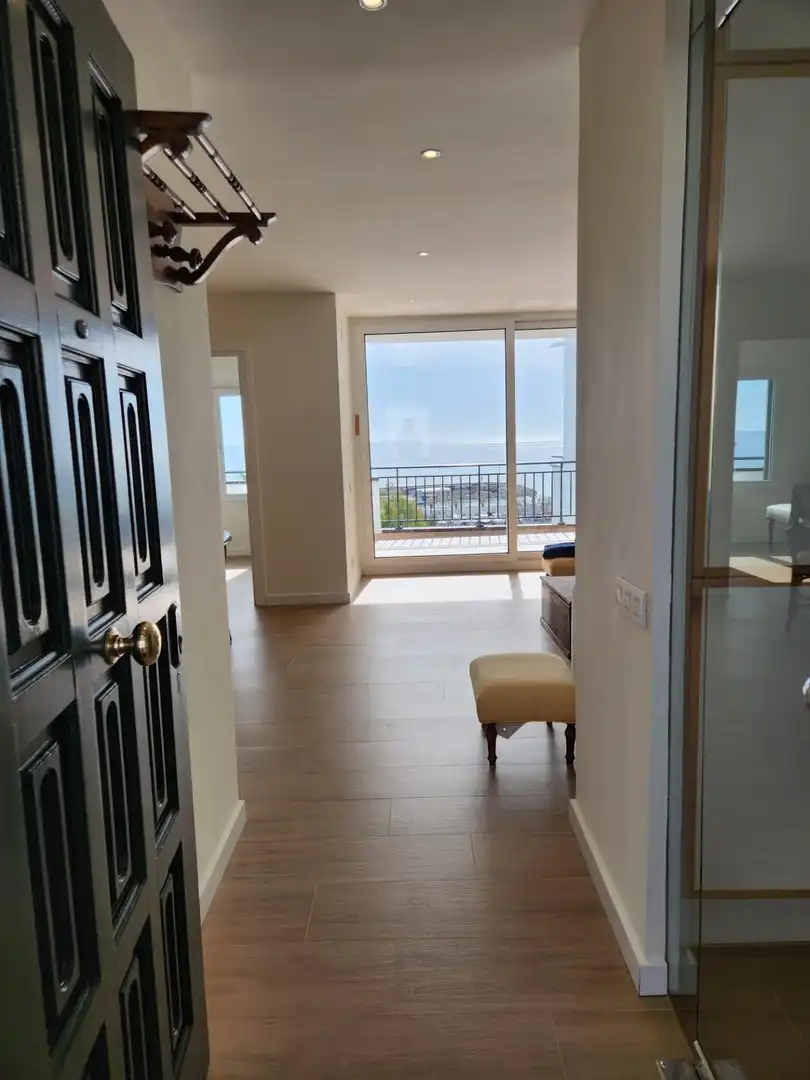Wohnung zur Miete in Sitges mit Klimaanlage, Privatgarten und Terrasse