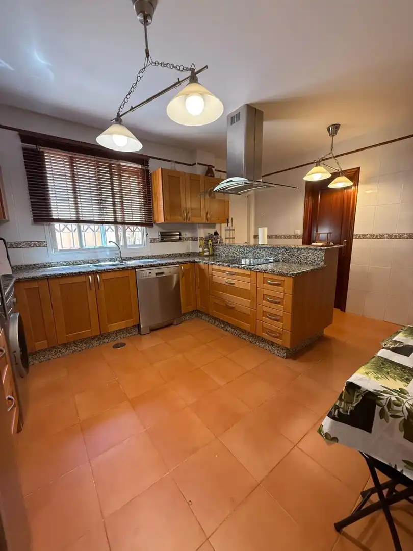 Cuina de Casa adosada en venda en Bollullos de la Mitación amb Jardí privat