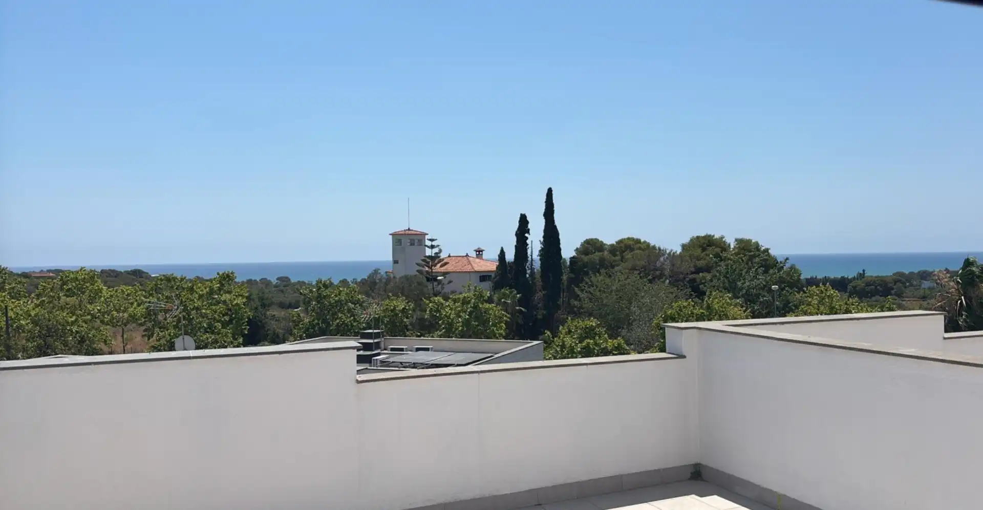 Terrasse von Einfamilien-Reihenhaus zur Miete in Vilanova i la Geltrú mit Klimaanlage, Heizung und Privatgarten