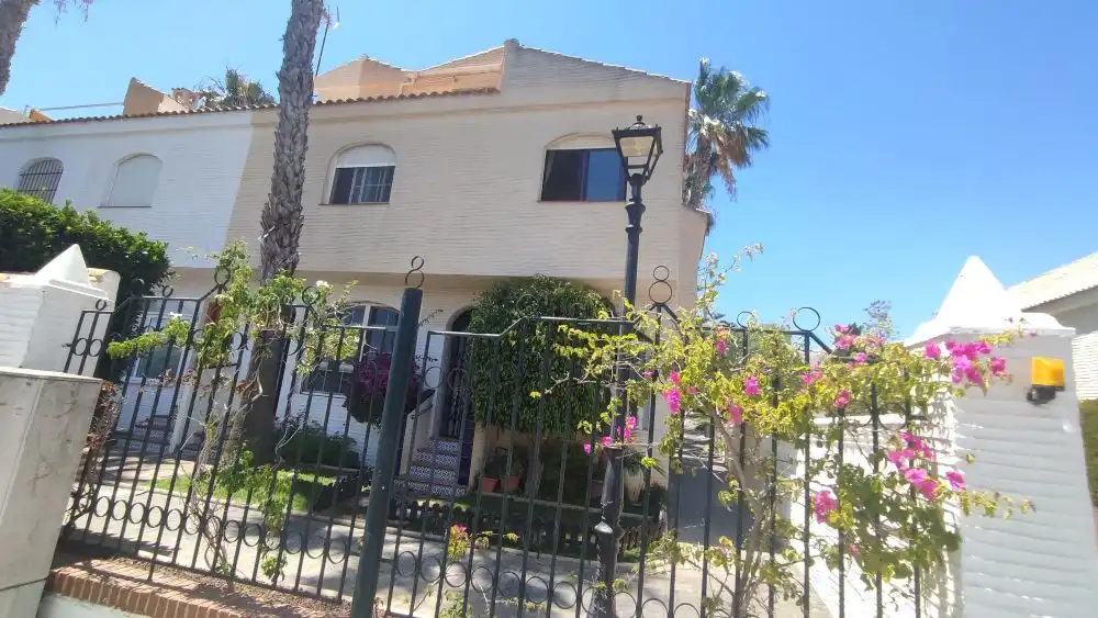 Casa bifamiliare con piscina in vendita a Avinguda del Carabasí 1