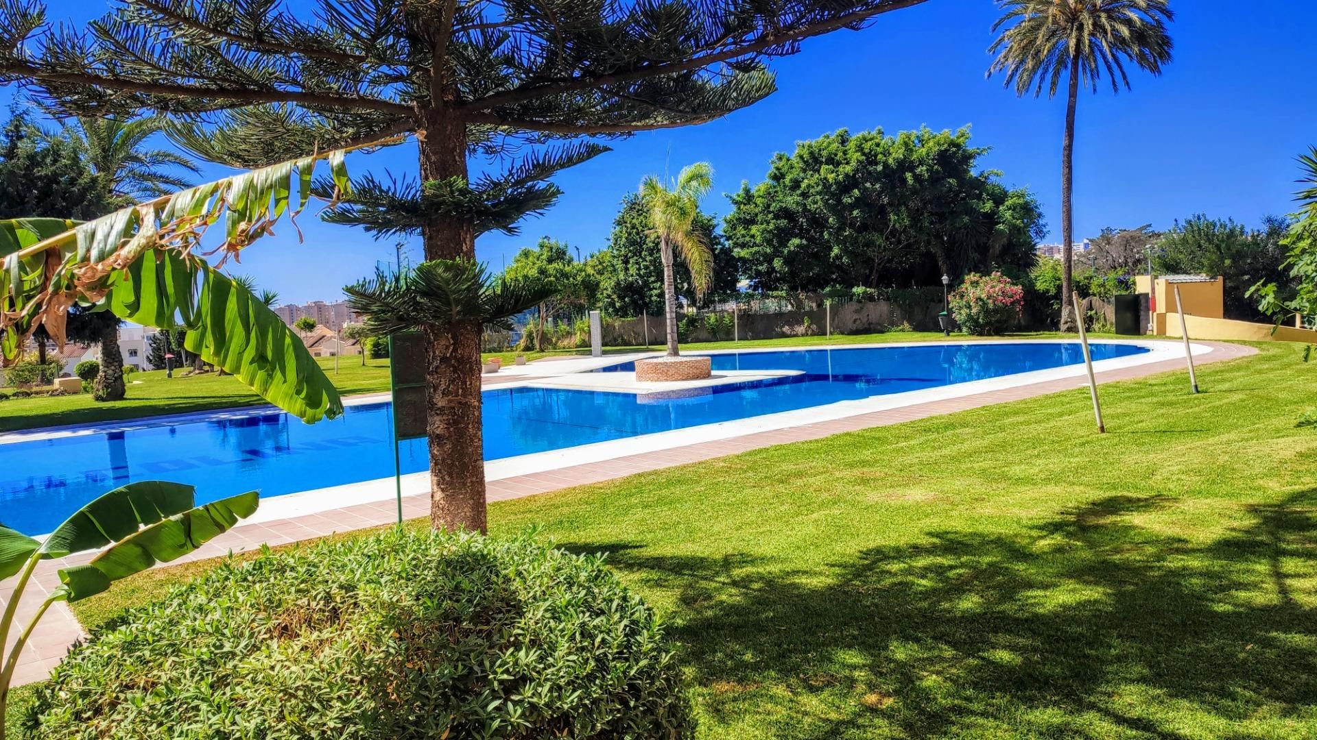 Piscina de Estudio en venta en Torremolinos con Aire acondicionado, Jardín privado y Piscina comunitaria