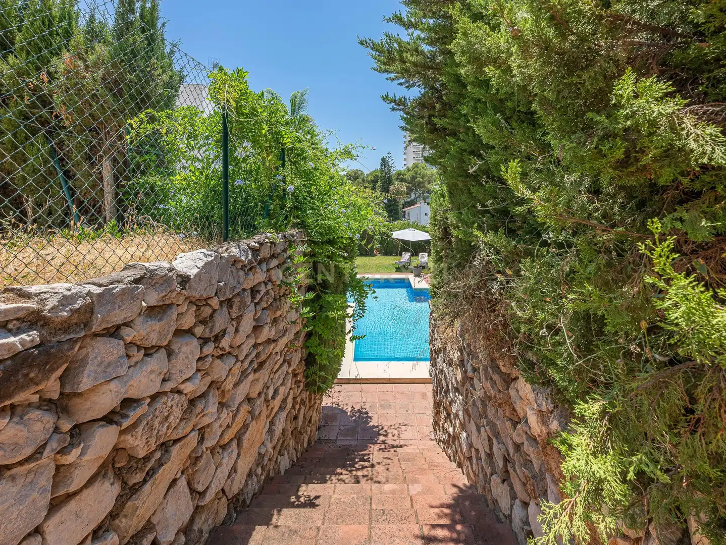 Schwimmbecken von Haus oder Chalet zum Verkauf in Marbella mit Klimaanlage, Privatgarten und Abstellraum