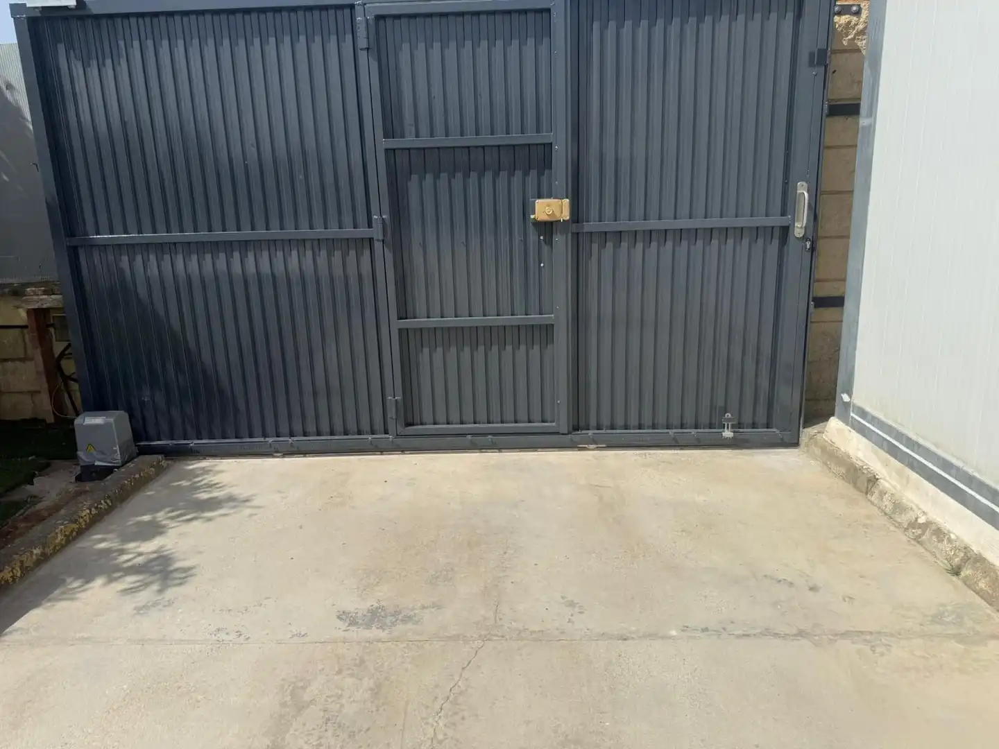 Aparcament de Casa o xalet en venda en Utrera amb Jardí privat, Terrassa i Piscina