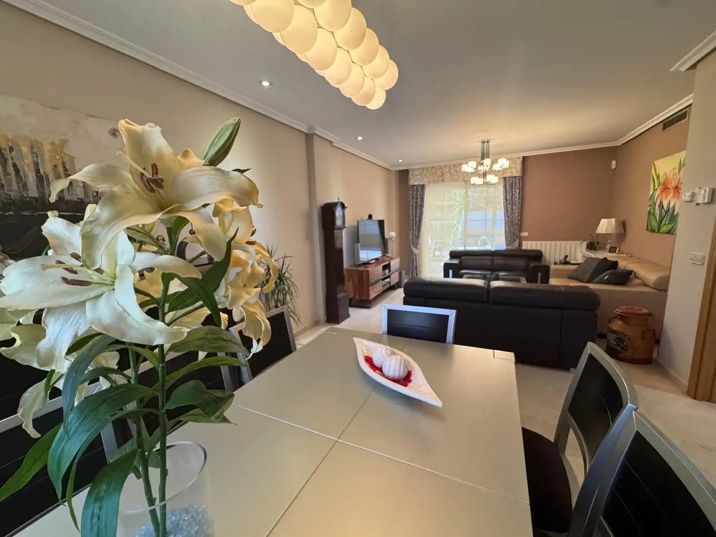 Comedor de Casa adosada en venta en Boadilla del Monte con Aire acondicionado, Calefacción y Jardín privado