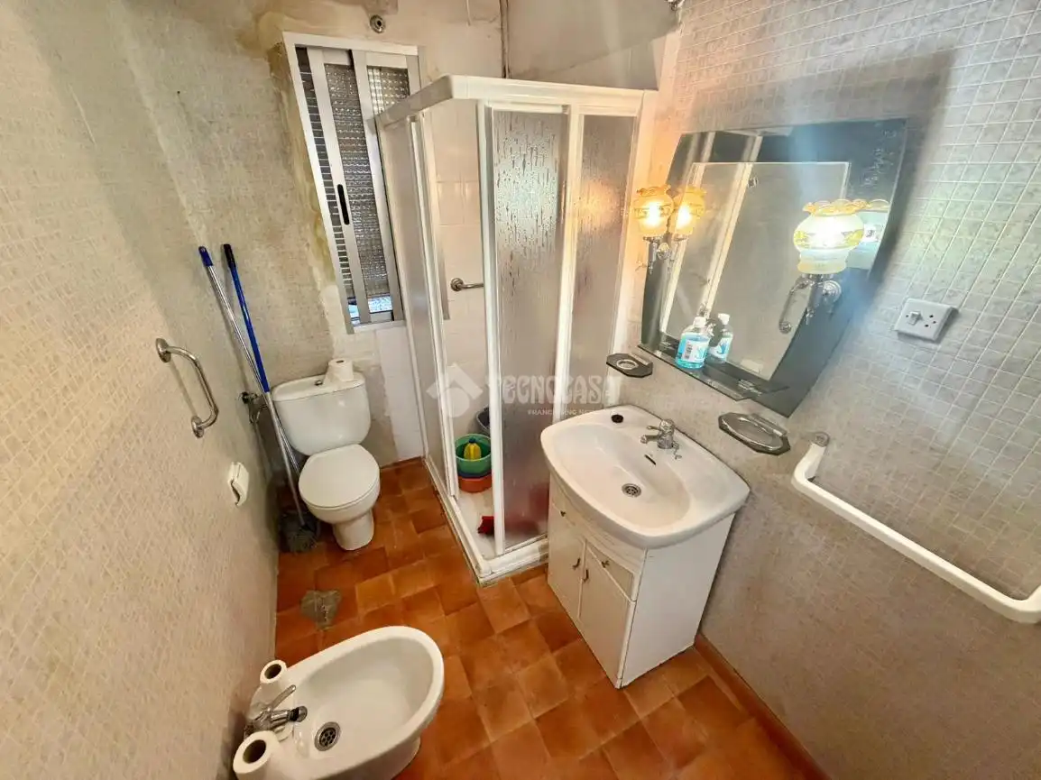 Bathroom of Flat for sale in Madrid