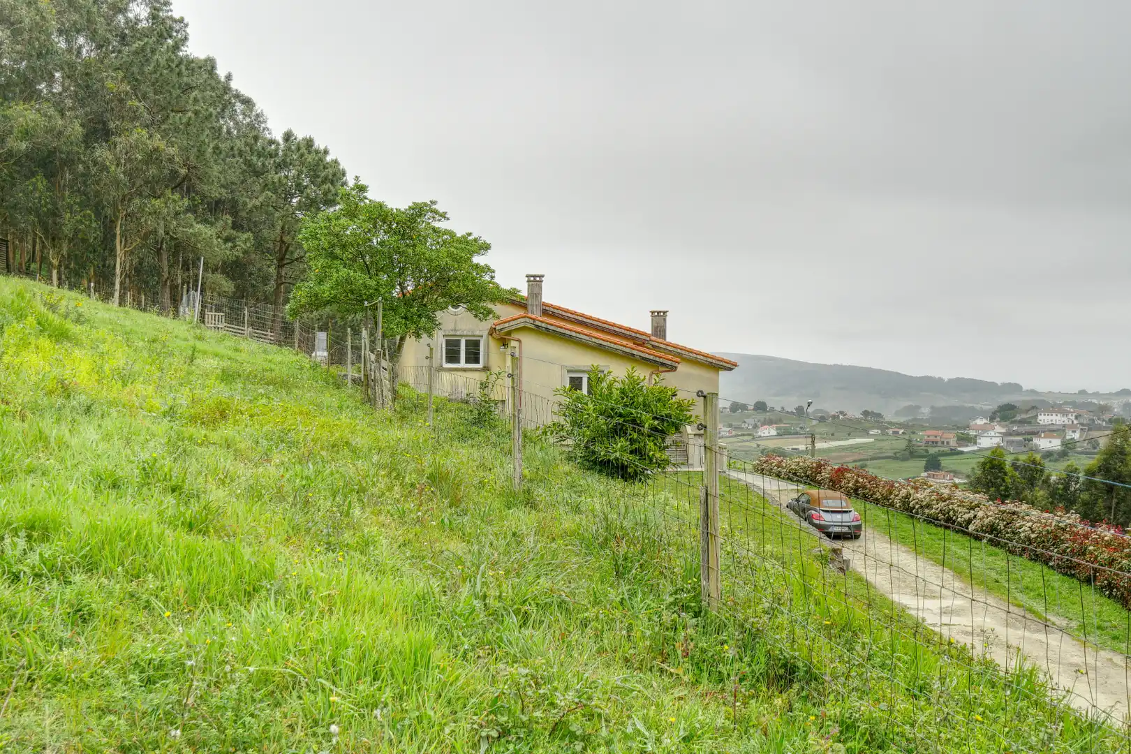 Vista exterior de Casa o xalet en venda en Malpica de Bergantiños amb Calefacció, Jardí privat i Parquet