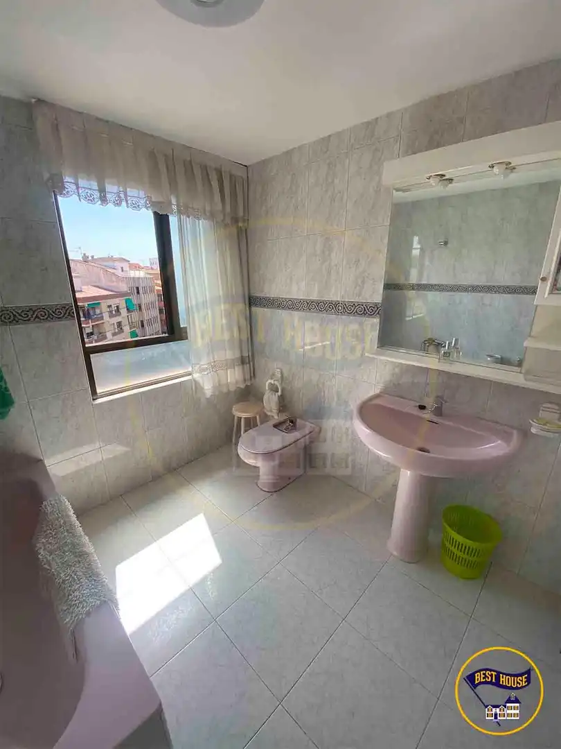 Bathroom of Flat for sale in Cuenca  with Air Conditioner, Heating and Parquet flooring