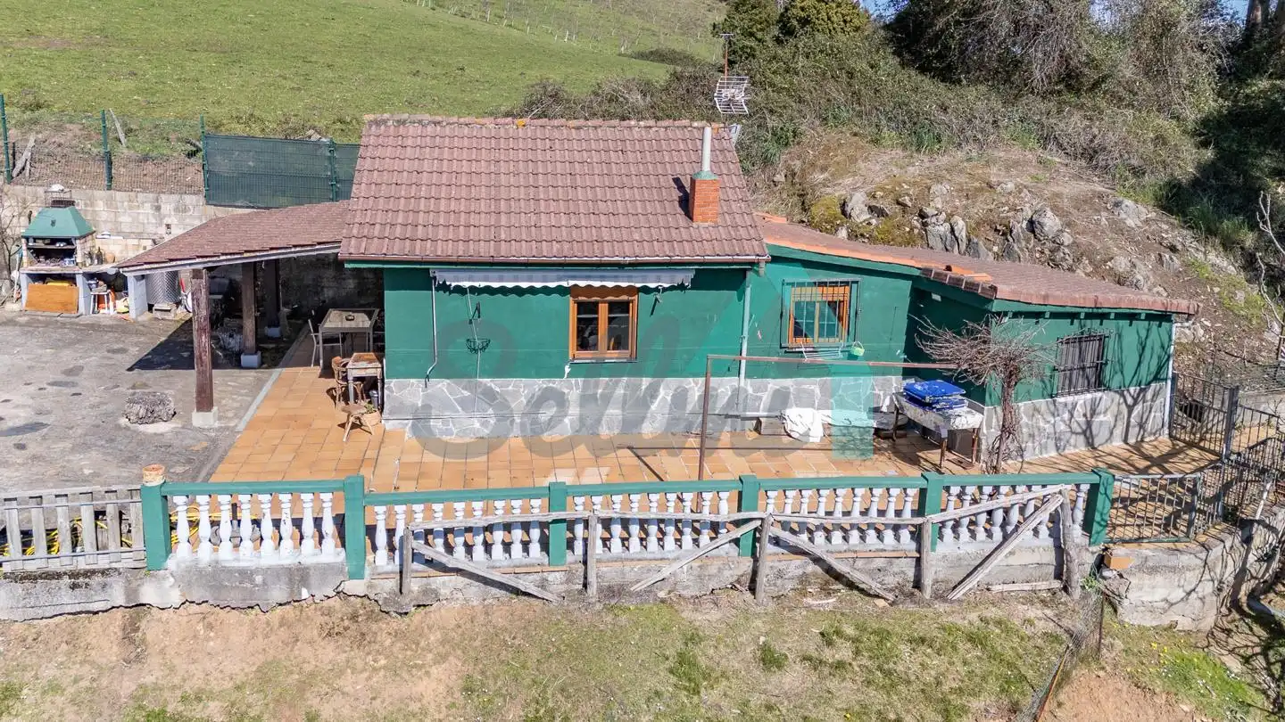 Vista exterior de Casa o xalet en venda en Oviedo  amb Jardí privat, Terrassa i Traster