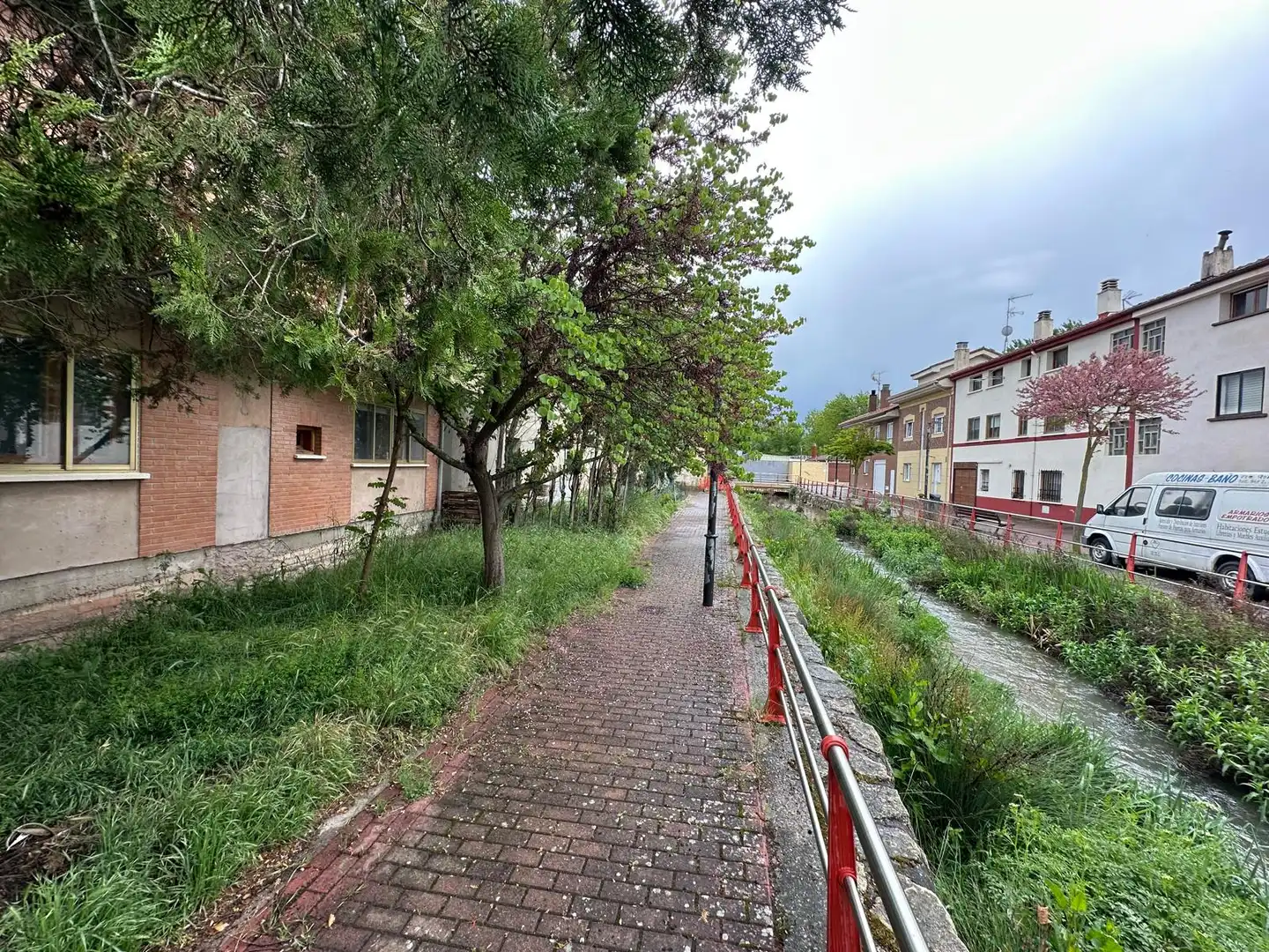 Vista exterior de Casa o xalet en venda en Burgos amb Calefacció, Terrassa i Traster
