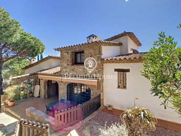 Casa con piscina en venta en Nucli Urbà