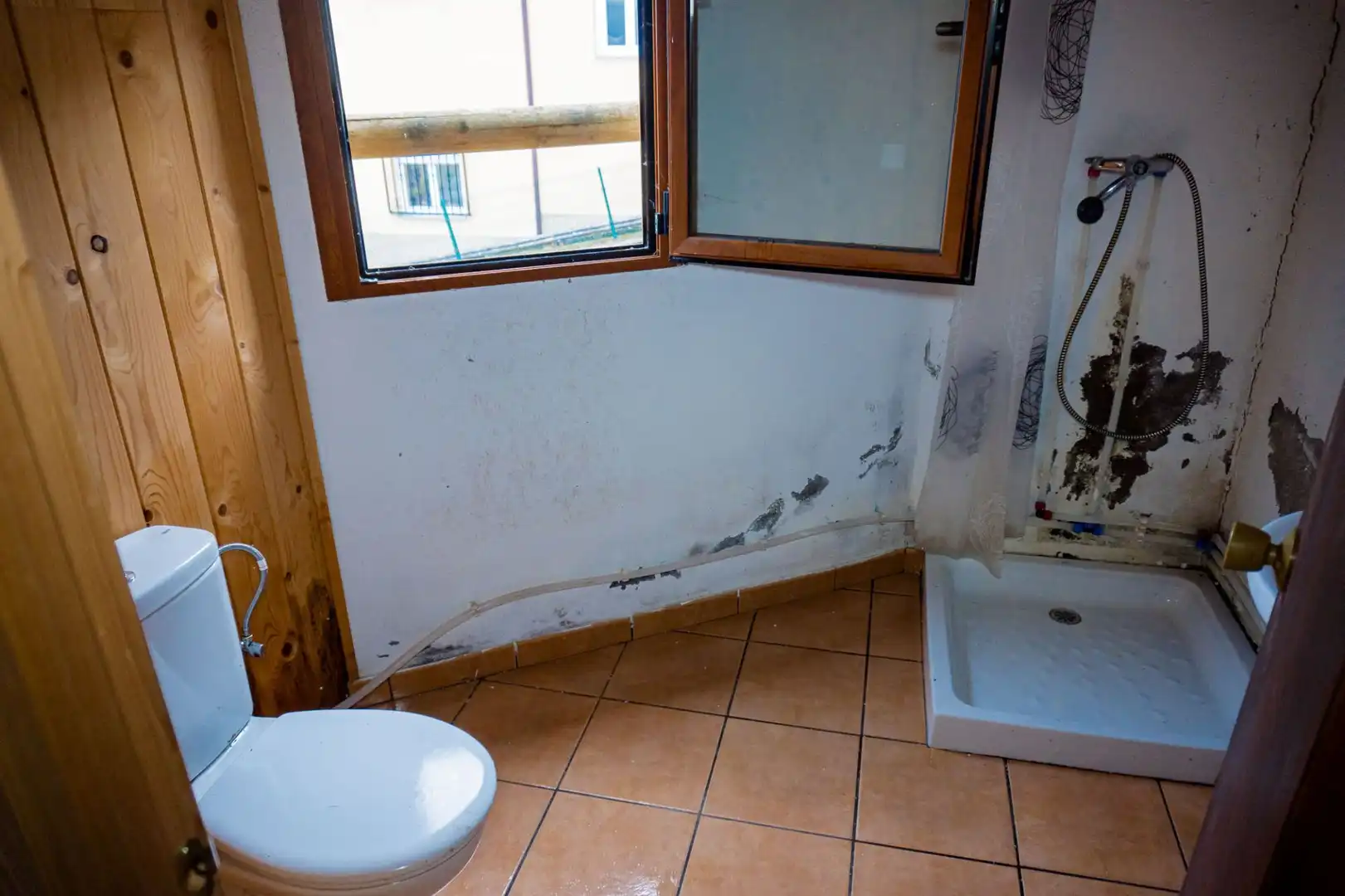 Bany de Casa o xalet en venda en Villagatón amb Aire condicionat, Calefacció i Jardí privat