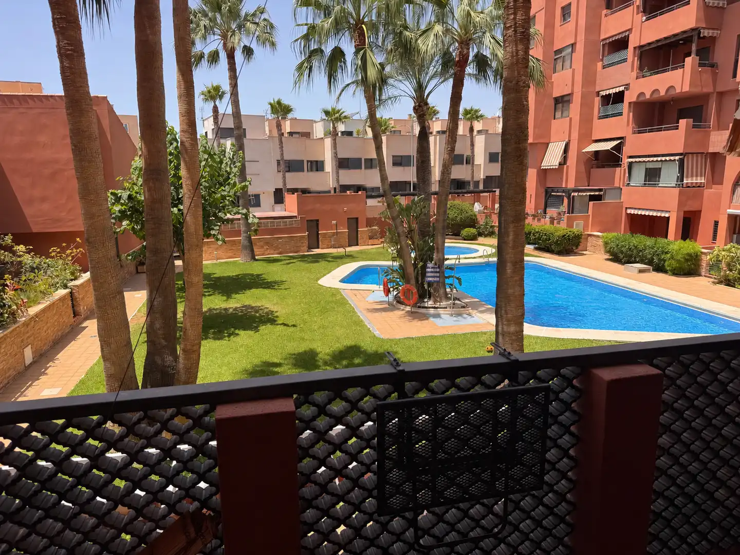 Jardí de Apartament en venda en Roquetas de Mar amb Aire condicionat, Terrassa i Piscina comunitària