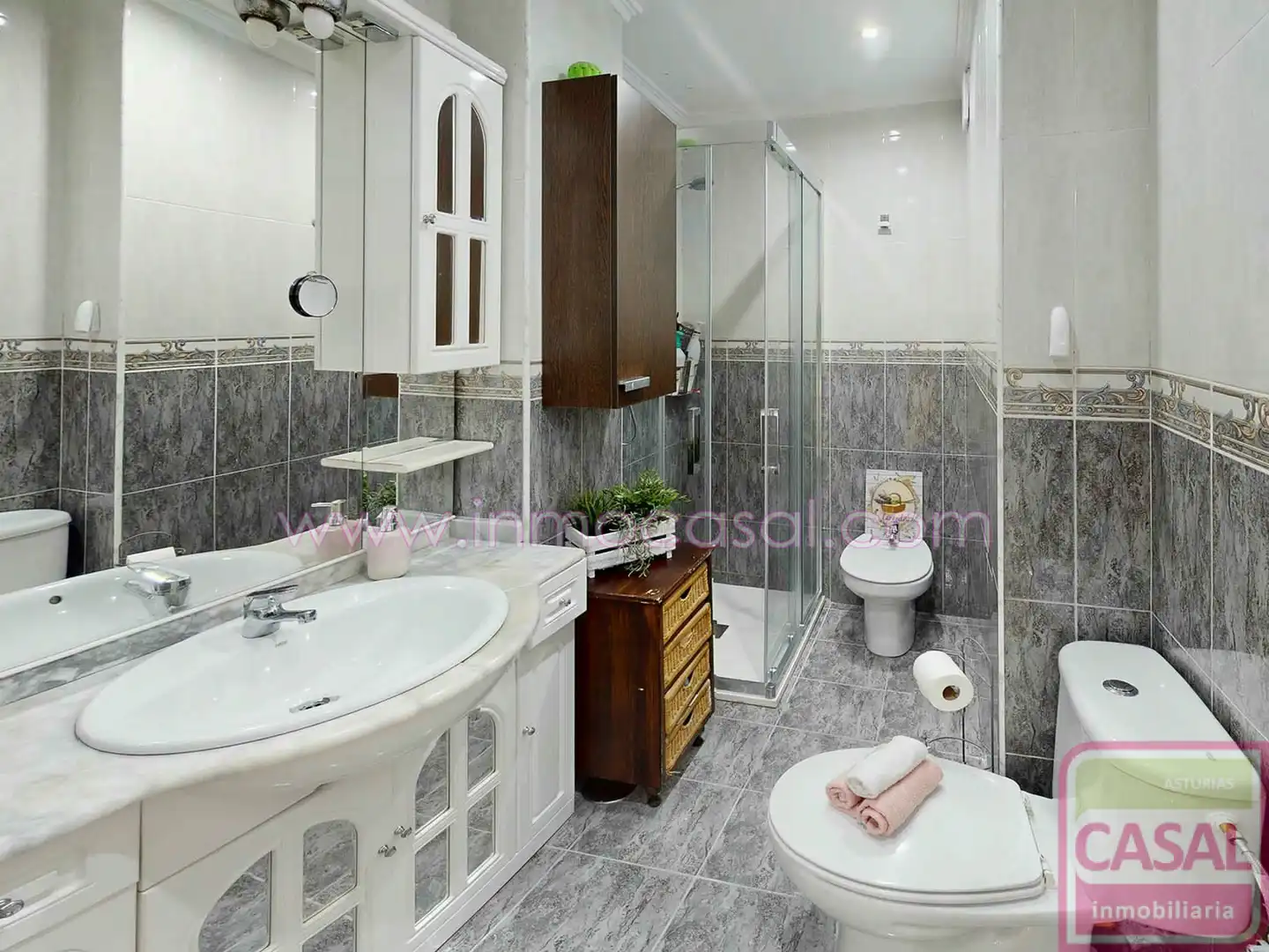 Baño de Piso en venta en Gijón  con Calefacción y Trastero