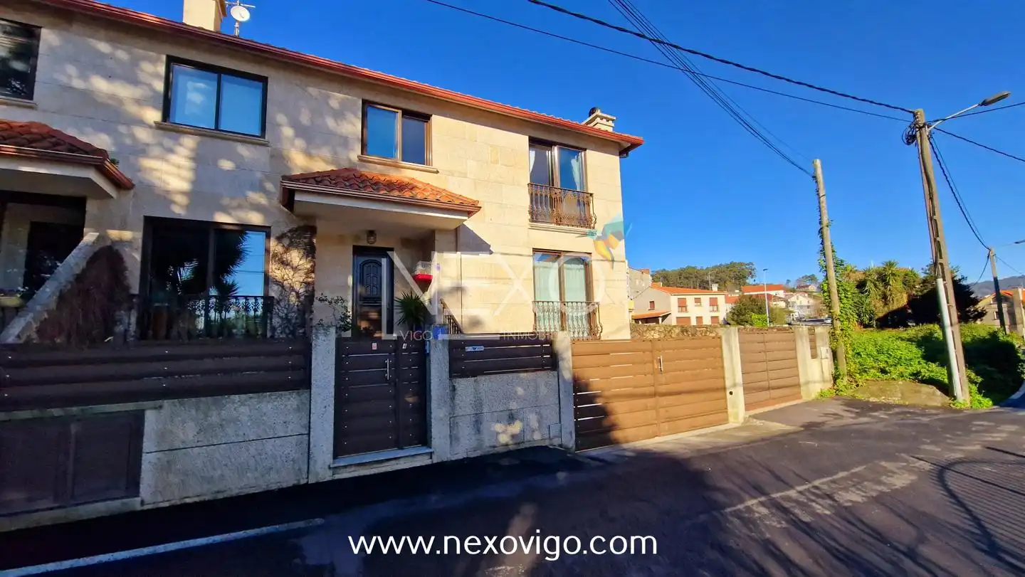 Vista exterior de Casa adosada en venta en Cangas  con Calefacción, Trastero y Amueblado