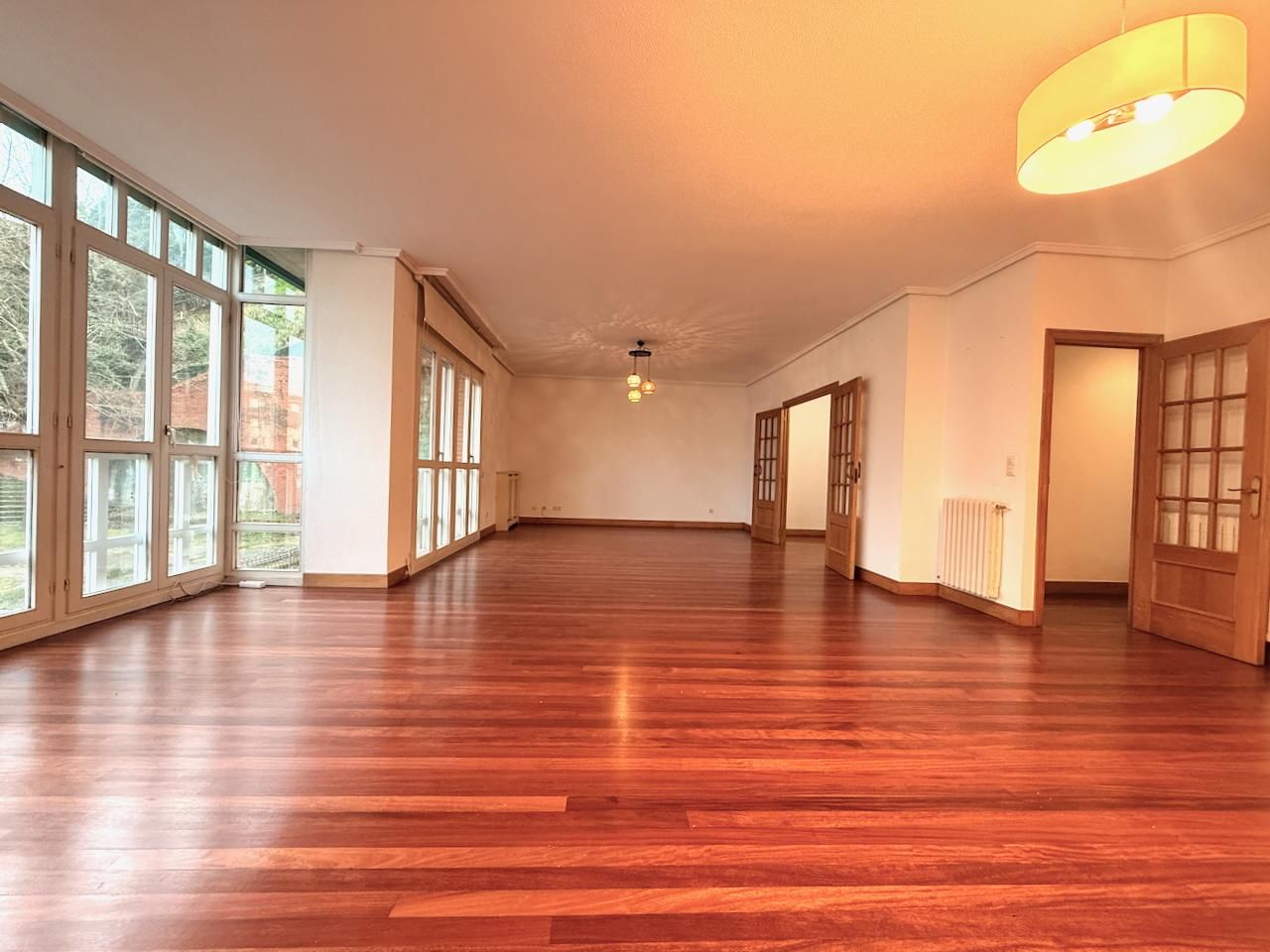 Sala d'estar de Pis en venda en Donostia - San Sebastián  amb Calefacció i Jardí privat