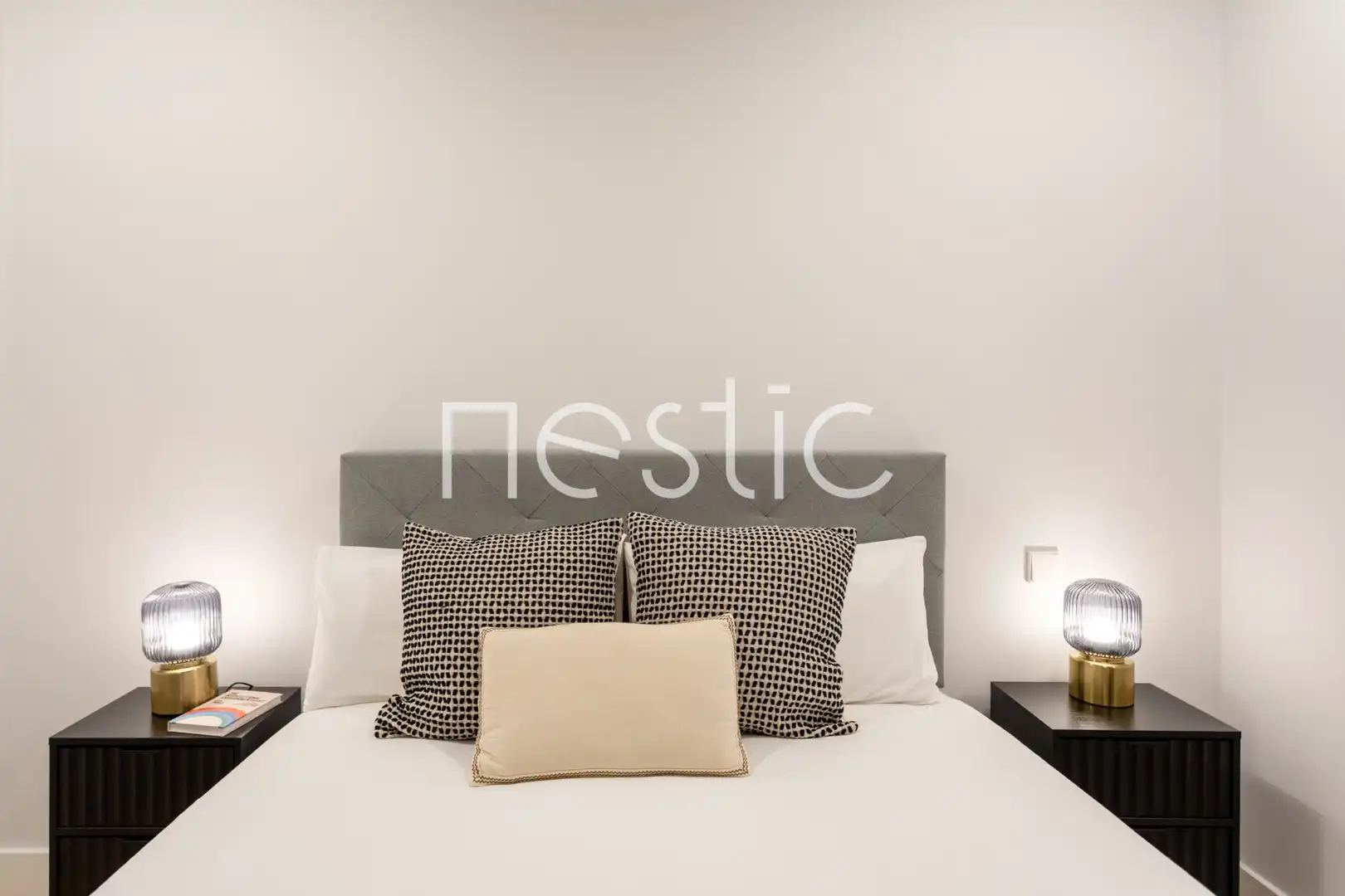 Dormitori de Apartament de lloguer en Madrid amb Aire condicionat, Calefacció i Moblat