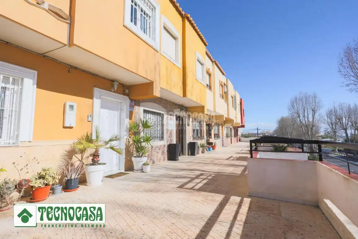 Außenansicht von Einfamilien-Reihenhaus zum Verkauf in Adra mit Terrasse, Möbliert und Alarm