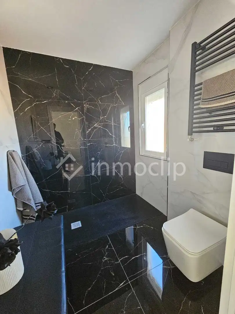 Baño de Ático en venta en Salamanca con Calefacción y Terraza