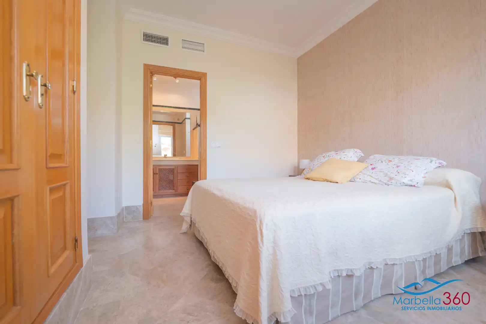 Habitación de Casa adosada en venta en Marbella con Aire acondicionado, Calefacción y Jardín privado