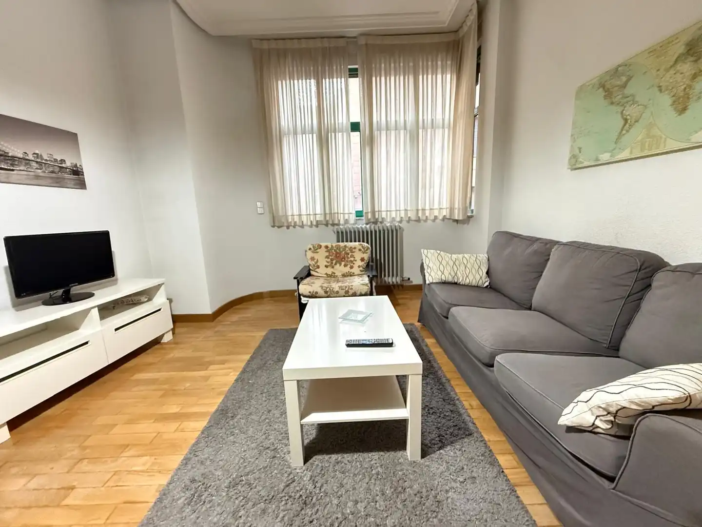 Sala d'estar de Pis de lloguer en Salamanca amb Calefacció, Parquet i Moblat