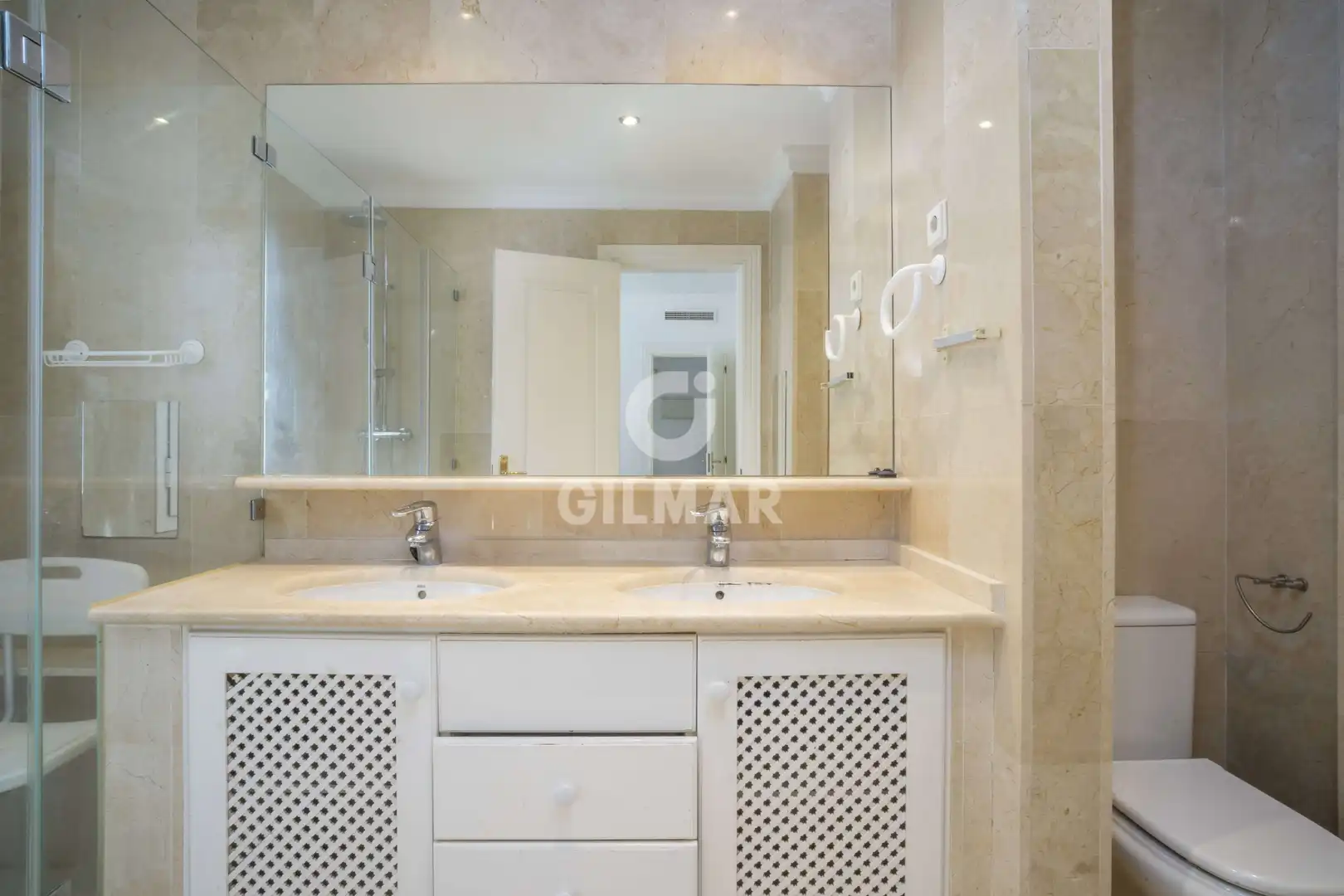 Baño de Apartamento en venta en Marbella con Calefacción, Jardín privado y Trastero
