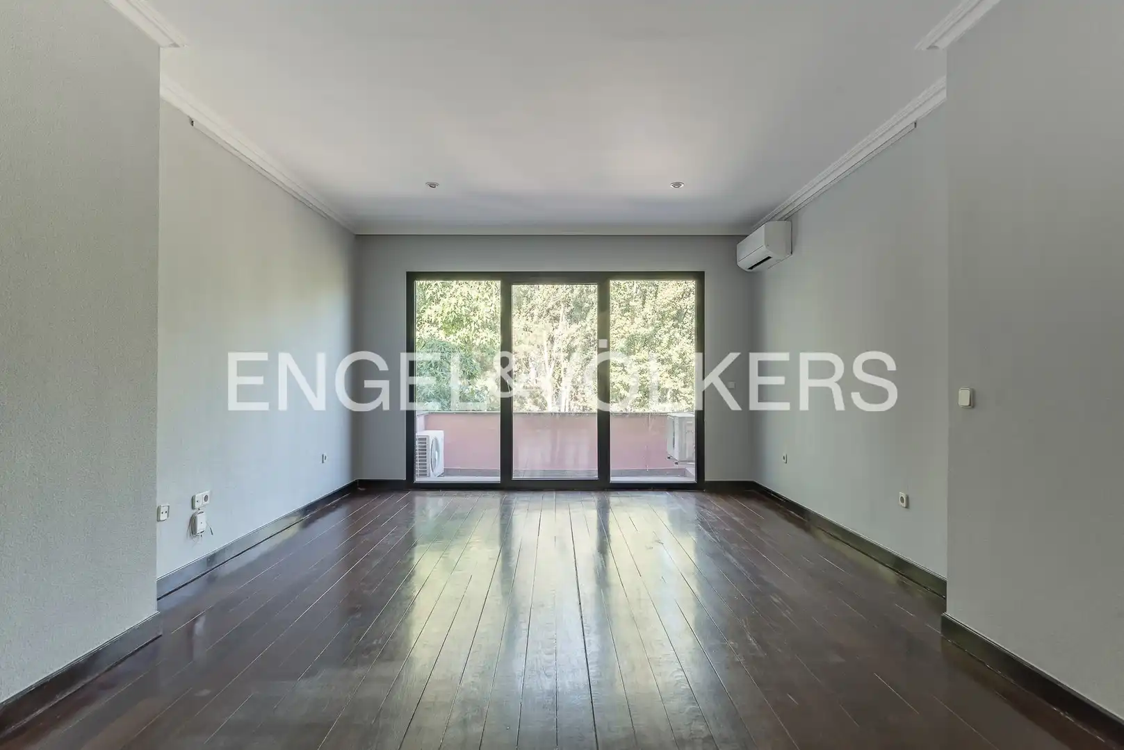 Sala d'estar de Casa o xalet en venda en Pozuelo de Alarcón amb Aire condicionat, Calefacció i Jardí privat