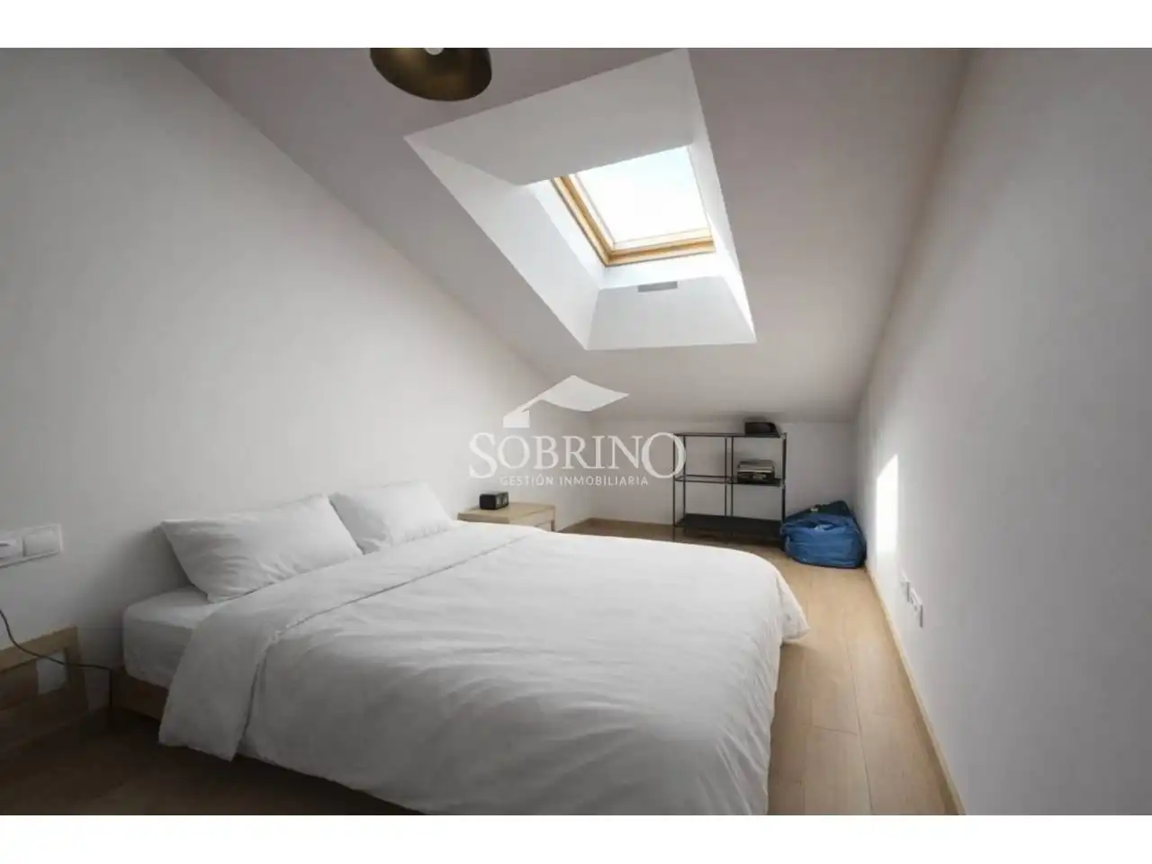 Schlafzimmer von Dachboden zum Verkauf in Llanes mit Abstellraum
