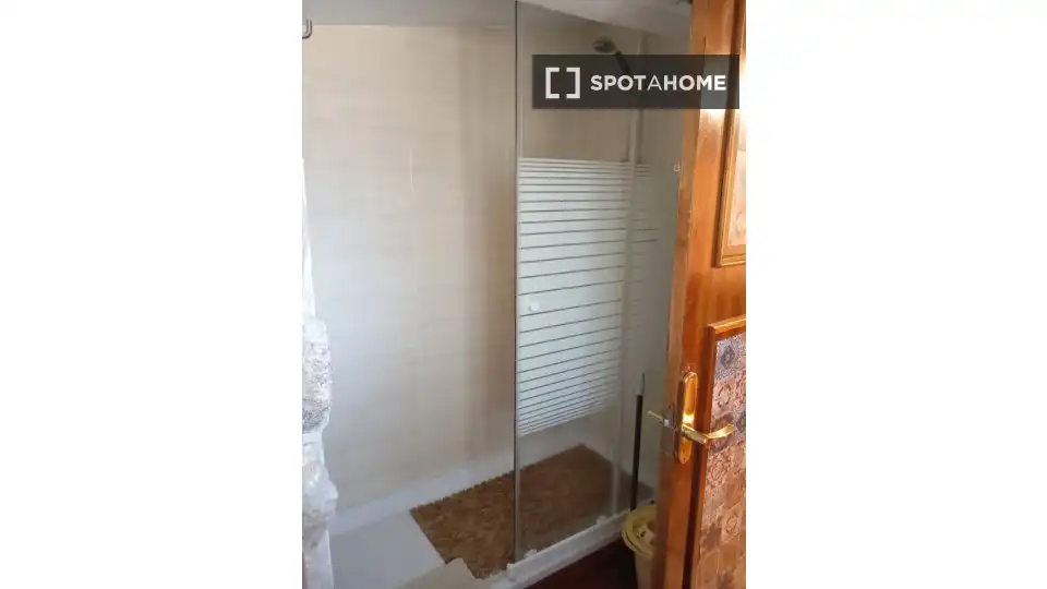 Bathroom of Flat for rent in Madrid  with Air Conditioner, Heating and Furnished