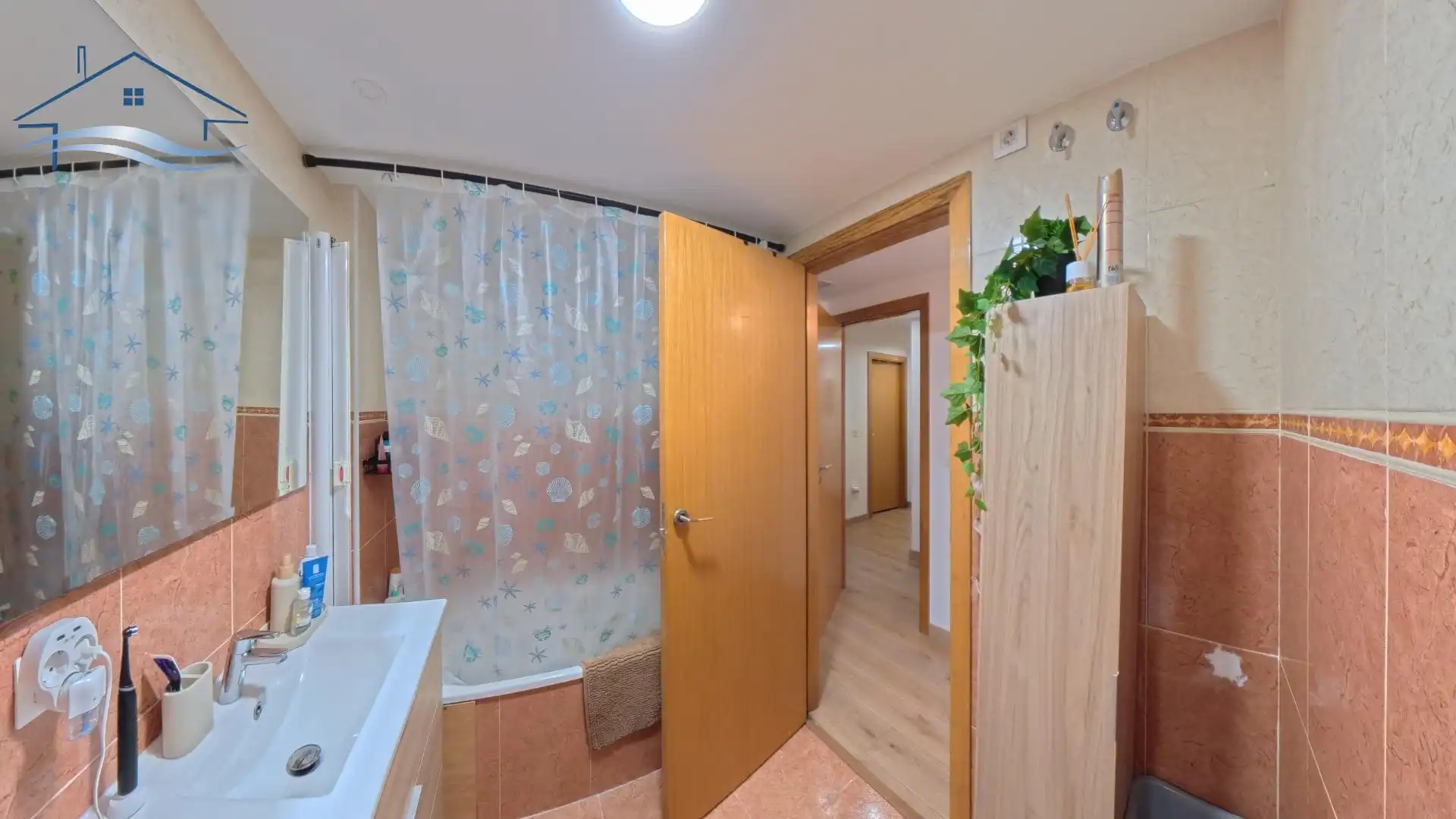Badezimmer von Wohnung zum Verkauf in Alicante / Alacant mit Klimaanlage, Abstellraum und Ofen
