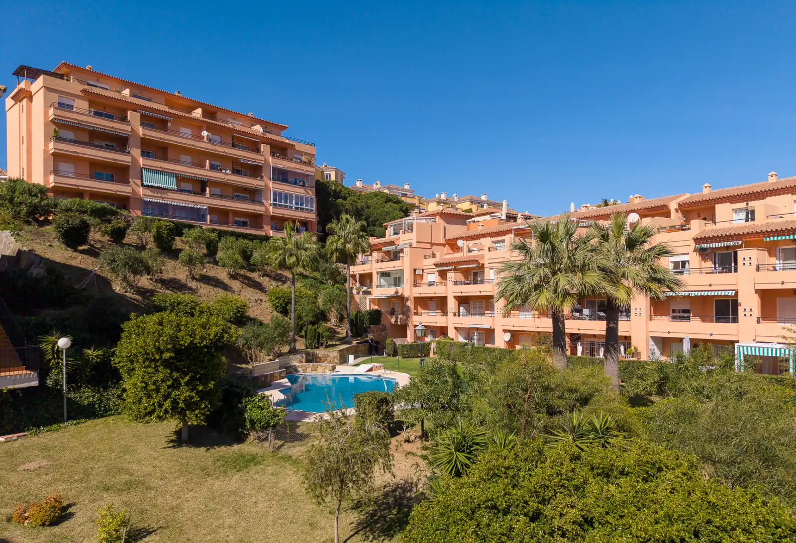 Vista exterior de Dúplex en venda en Mijas amb Terrassa, Piscina i Moblat