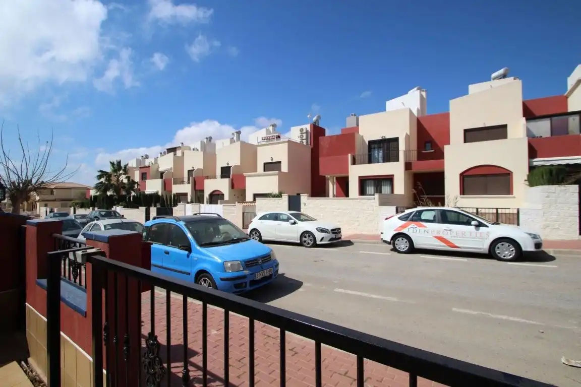 Vista exterior de Casa adosada en venta en Torrevieja con Calefacción, Jardín privado y Terraza