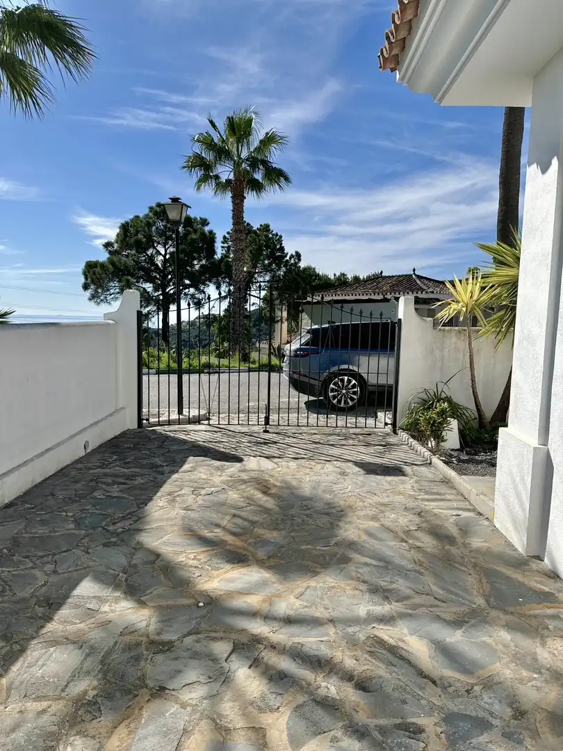 Aparcament de Casa o xalet en venda en Estepona amb Aire condicionat, Terrassa i Moblat