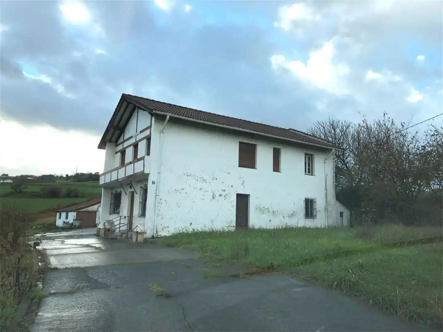 Außenansicht von Country house zum Verkauf in Erandio