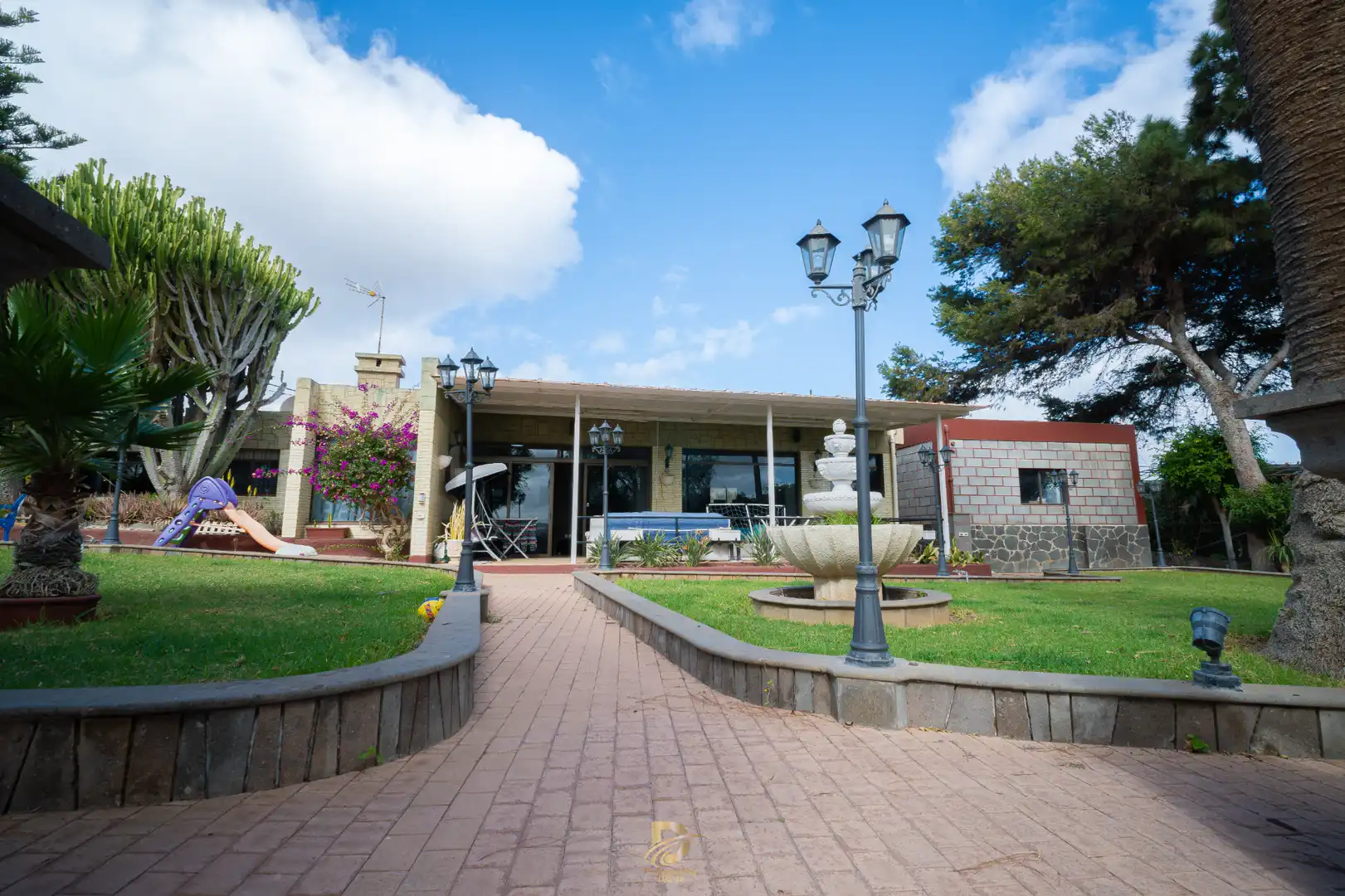 Vista exterior de Casa o xalet en venda en Las Palmas de Gran Canaria amb Aire condicionat, Jardí privat i Terrassa