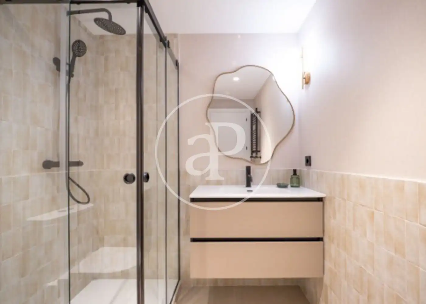Bathroom of Flat for sale in Madrid  with Air Conditioner, Heating and Furnished