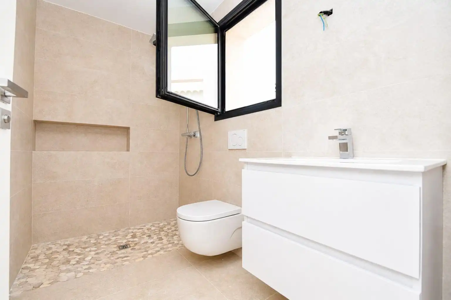 Baño de Finca rústica en venta en Muro con Aire acondicionado, Calefacción y Jardín privado