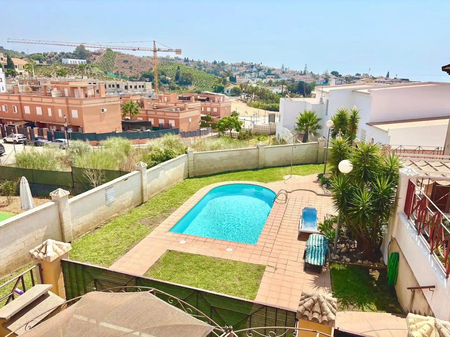 Vista exterior de Casa adosada en venda en Vélez-Málaga amb Aire condicionat, Jardí privat i Terrassa