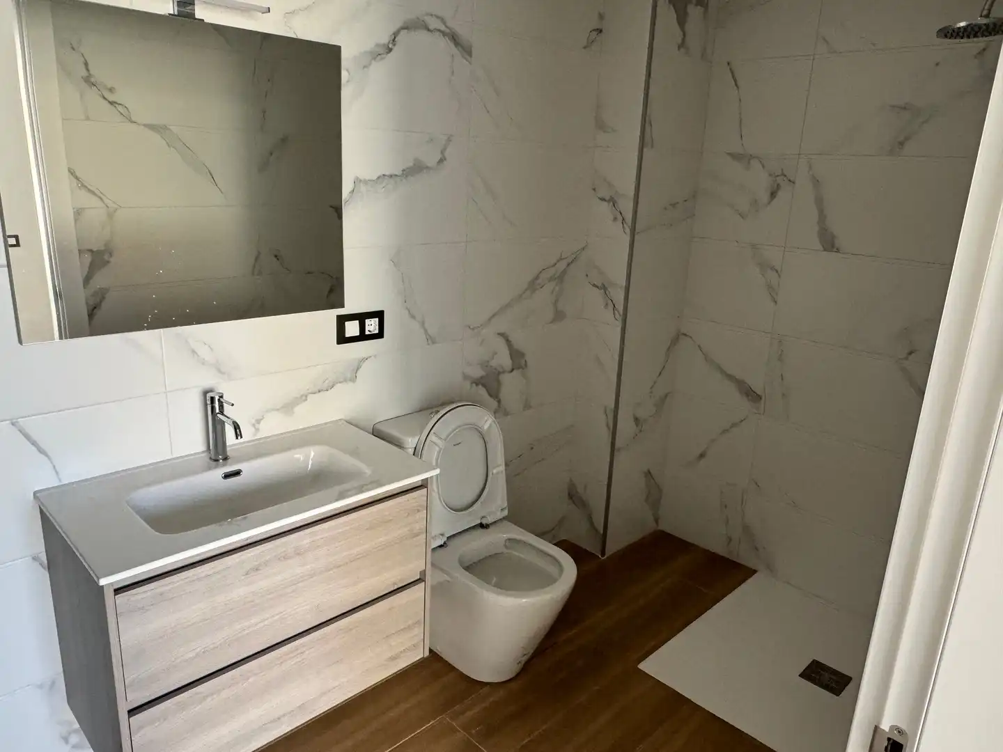 Badezimmer von Einfamilien-Reihenhaus zum Verkauf in Viladecavalls mit Klimaanlage, Heizung und Terrasse