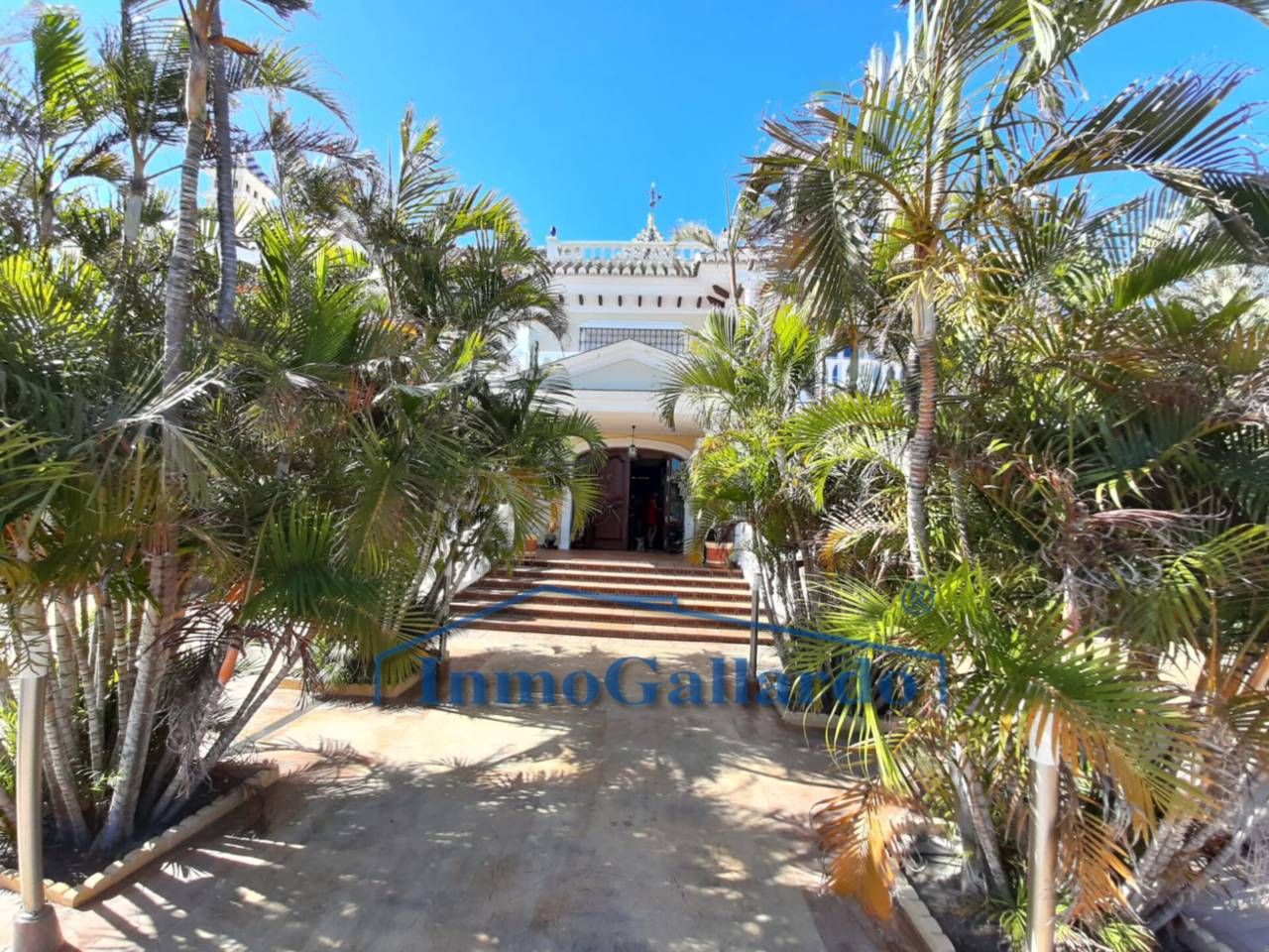 Vista exterior de Casa o xalet en venda en Vélez-Málaga amb Aire condicionat, Jardí privat i Terrassa