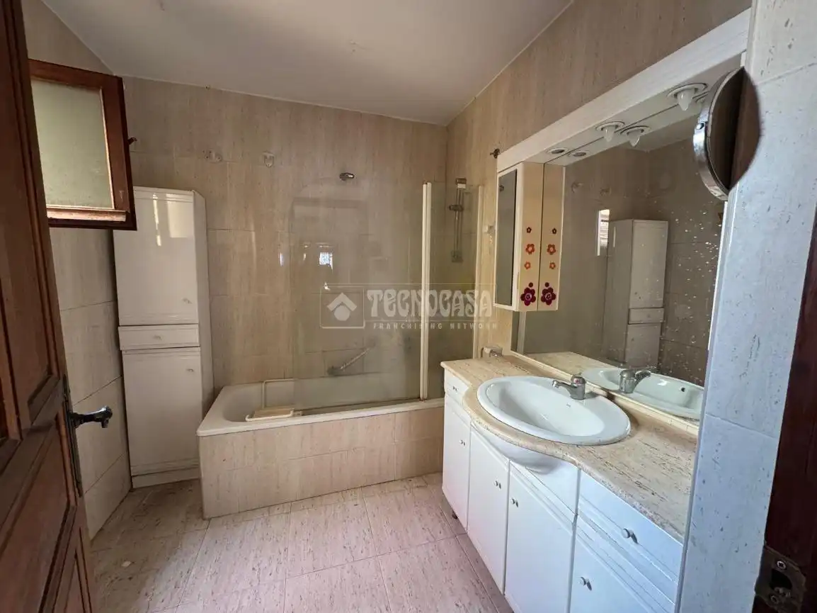 Badezimmer von Einfamilien-Reihenhaus zum Verkauf in Barcelona mit Klimaanlage und Terrasse