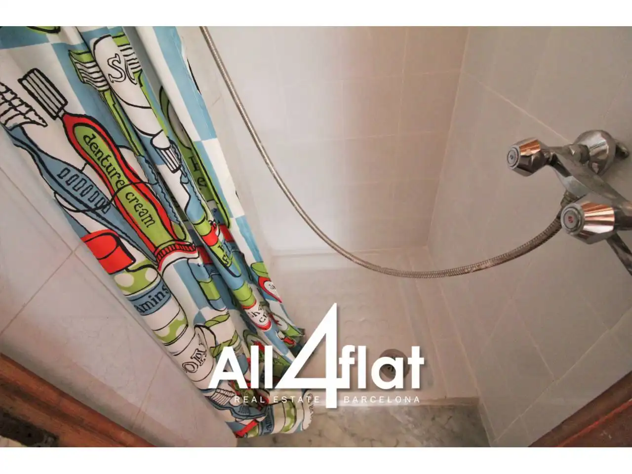 Bathroom of Study for rent in Barcelona  with Air Conditioner, Parquet flooring and Furnished