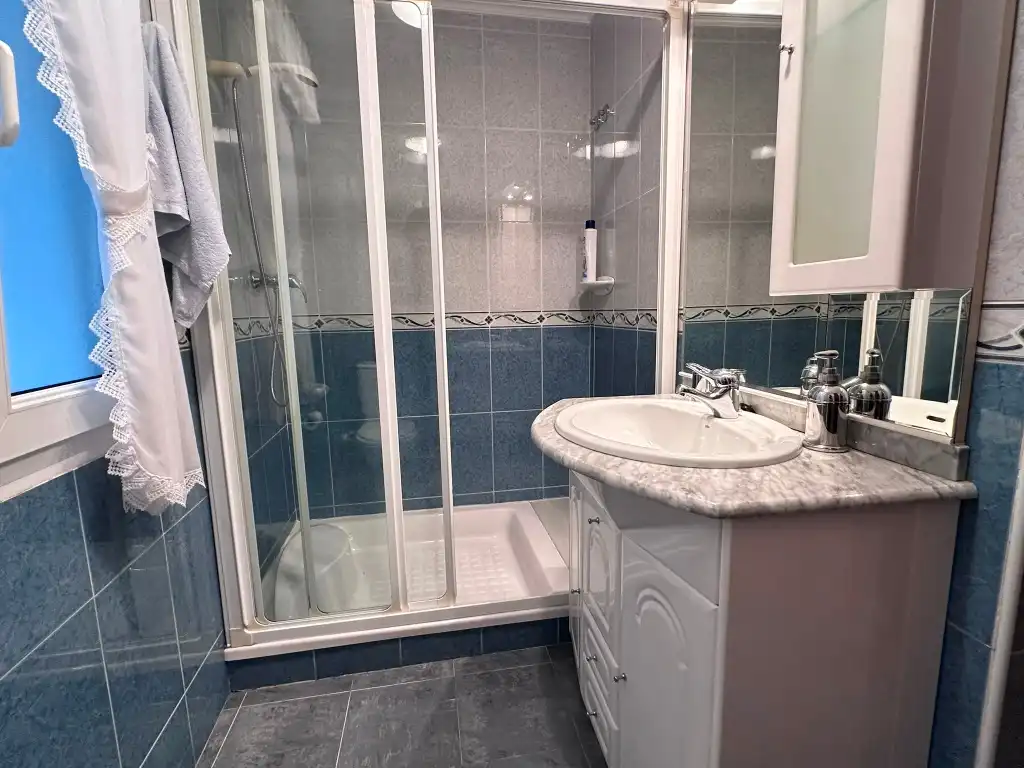 Baño de Piso en venta en Gijón  con Calefacción, Parquet y Amueblado