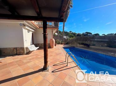 Xalet amb balcó en venda a Canyelles